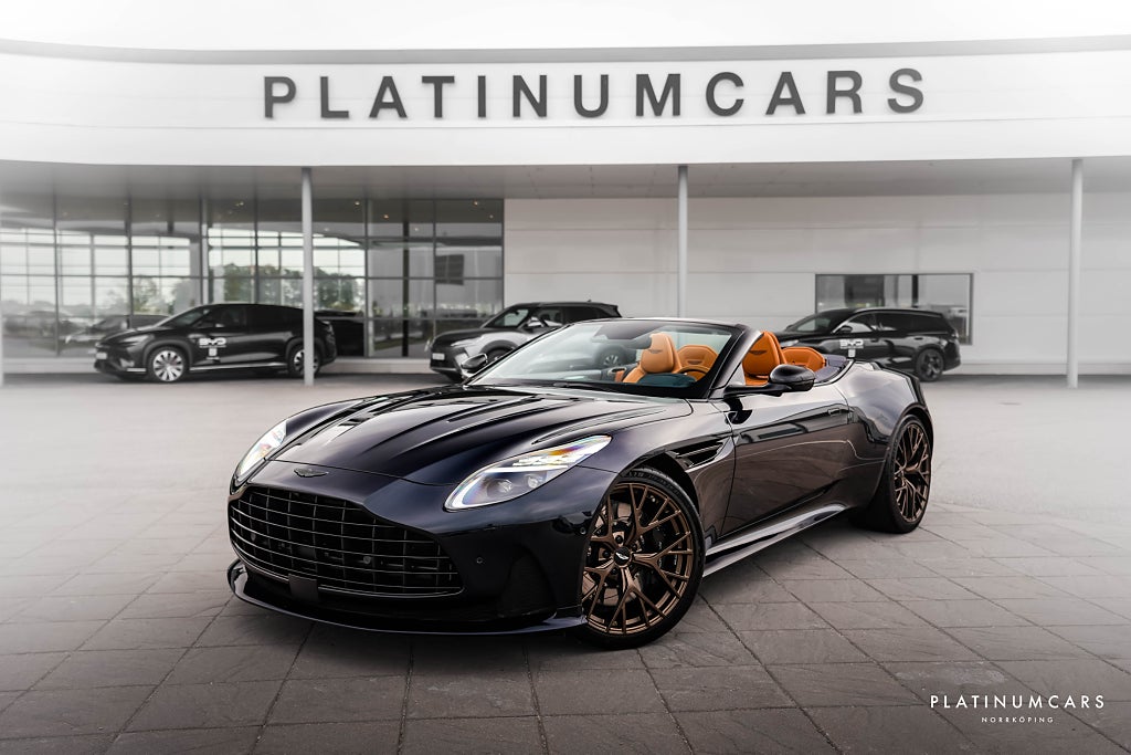 Aston Martin DB12 Volante 680hk / Kolfiber / B&W / Låga mil / SPEC