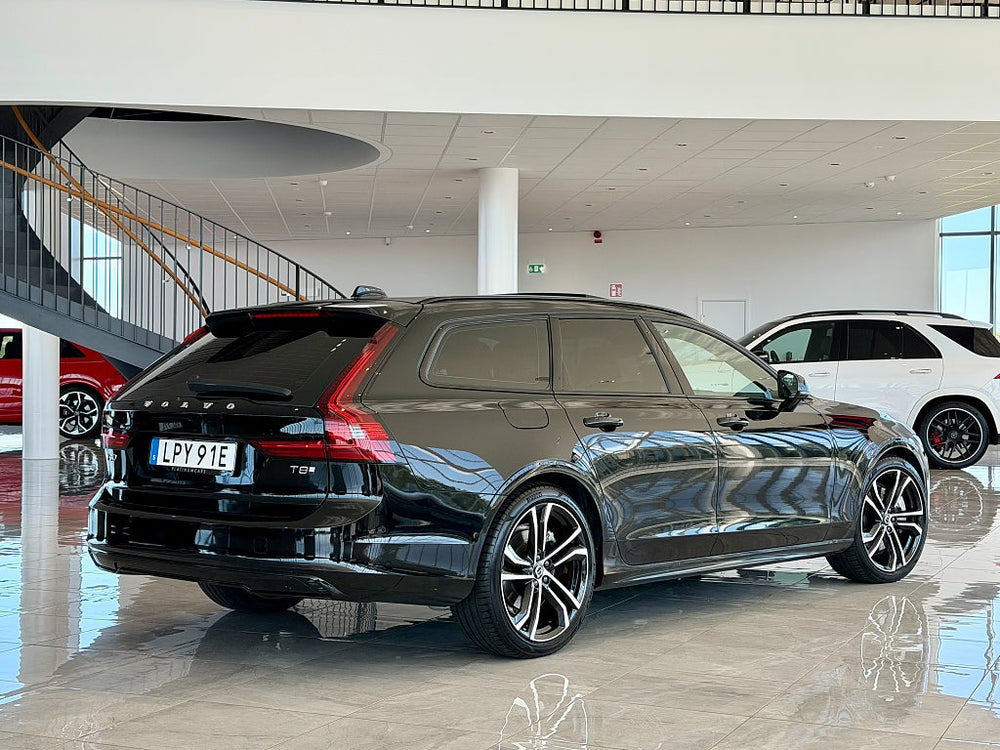 Volvo V90 T8 AWD 456hk / Ultra Dark / B&W / Luftfjädring / Pano