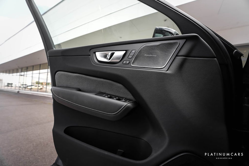 Volvo XC60 II Recharge T6 AWD Plus Dark Edition / LEASEBAR