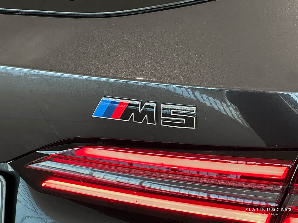 BMW M5 Touring 727hk  / ICONIC GlOW / B&W / Panorama / 360°