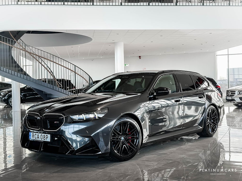 BMW M5 Touring 727hk  / ICONIC GlOW / B&W / Panorama / 360°