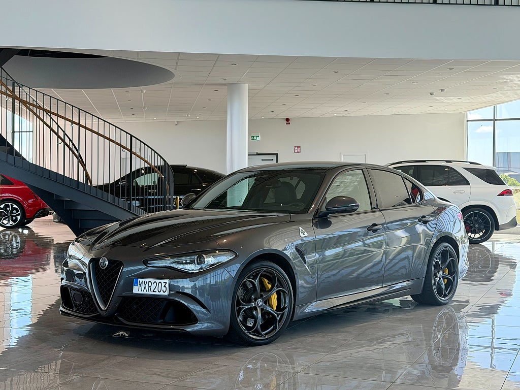 Alfa Romeo Giulia Quadrifoglio 510hk / H/K / Navi / Kolfiber / B-Kamera