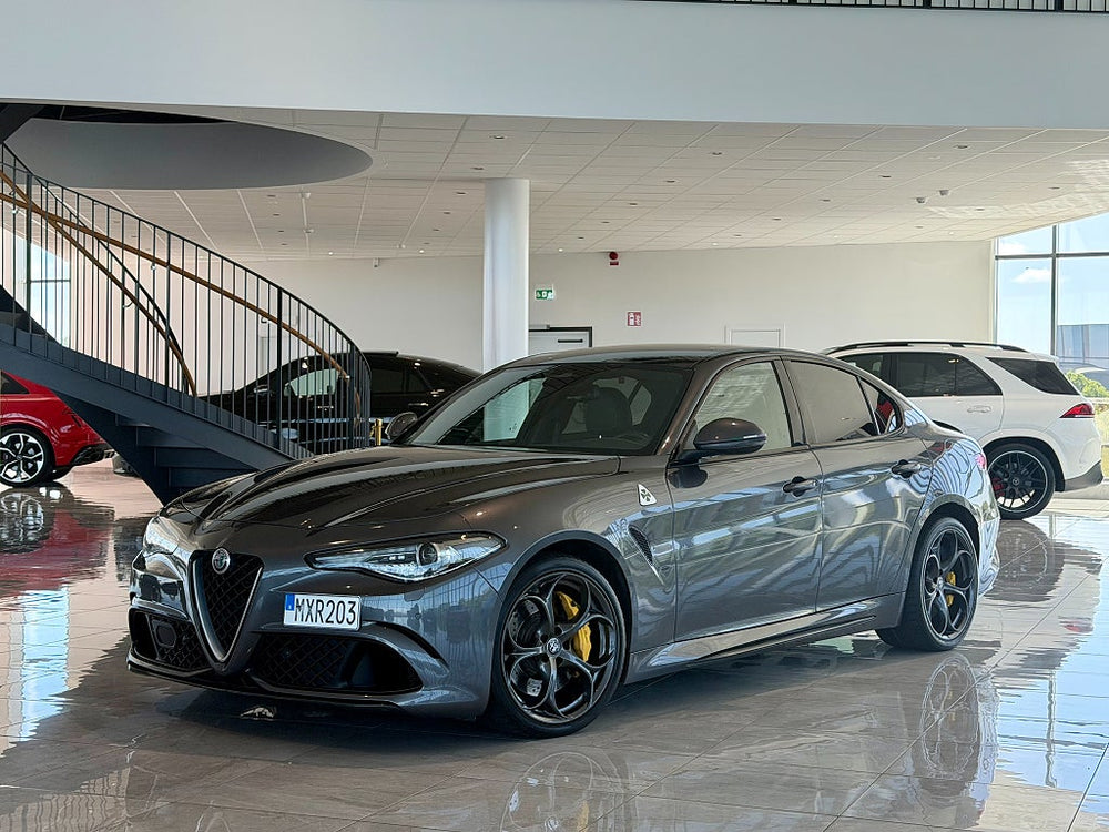 Alfa Romeo Giulia Quadrifoglio 510hk / H/K / Navi / Kolfiber / B-Kamera
