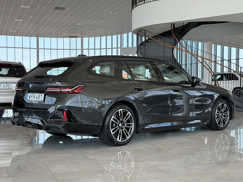 BMW i5 eDrive40 Touring M Sport 340hk / Connected Prof / H&K