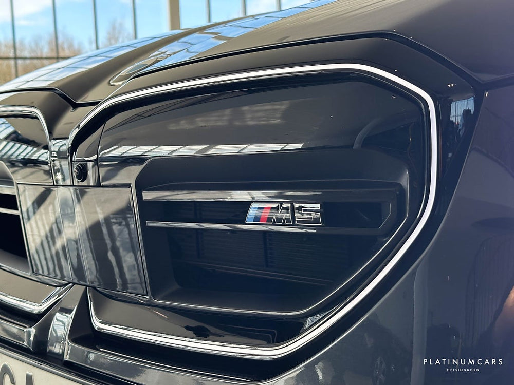 BMW M5 Touring 727hk  / ICONIC GlOW / B&W / Panorama / 360°