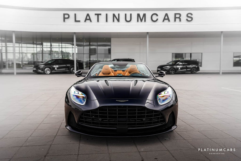 Aston Martin DB12 Volante 680hk / Kolfiber / B&W / Låga mil / SPEC
