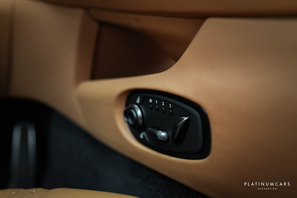 Aston Martin DB12 Volante 680hk / Kolfiber / B&W / Låga mil / SPEC