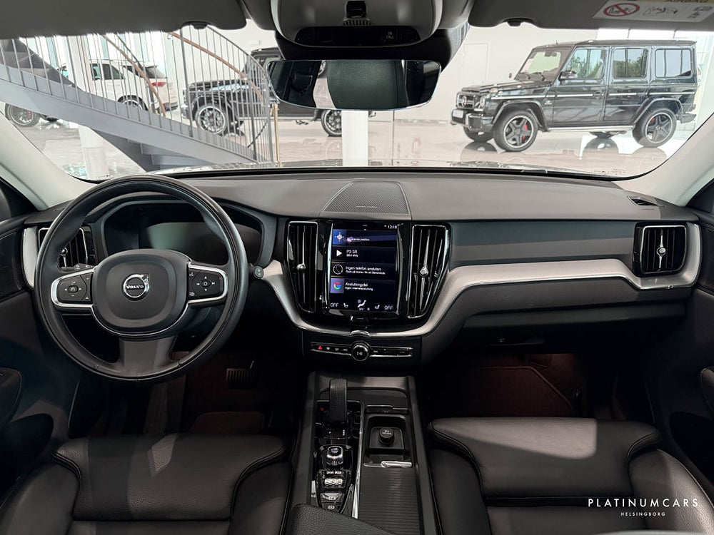 Volvo XC60 Recharge T6 AWD Momentum Advanced 341hk / Pano / VOC