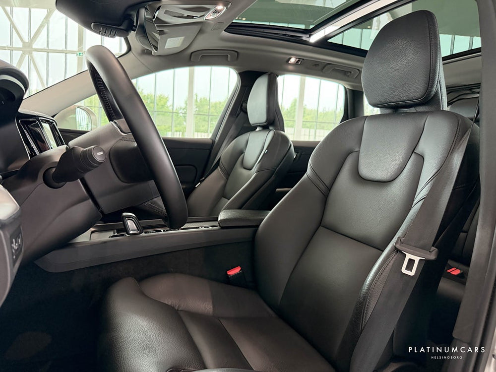 Volvo XC60 Recharge T6 AWD Momentum Advanced 341hk / Pano / VOC
