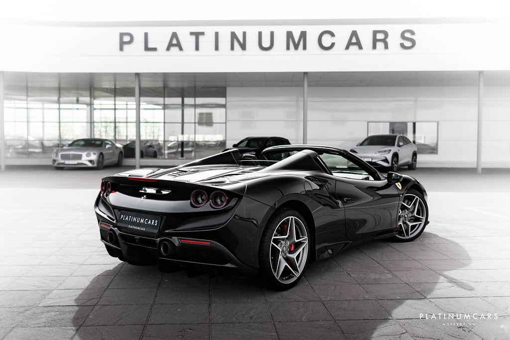 Ferrari F8 Tributo Tributo Spider 720hk / SPEC / Kolfiber  / Låga mil
