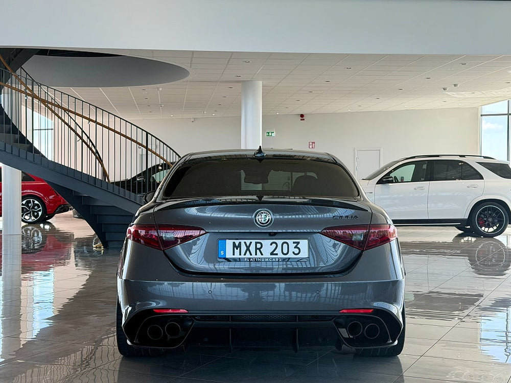 Alfa Romeo Giulia Quadrifoglio 510hk / H/K / Navi / Kolfiber / B-Kamera