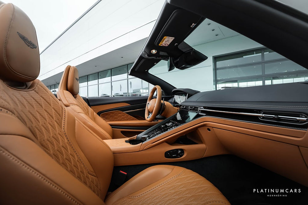 Aston Martin DB12 Volante 680hk / Kolfiber / B&W / Låga mil / SPEC