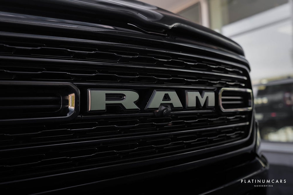 RAM 1500 Limited Night Rambox Tailgate V8 HEMI / LEASEBAR