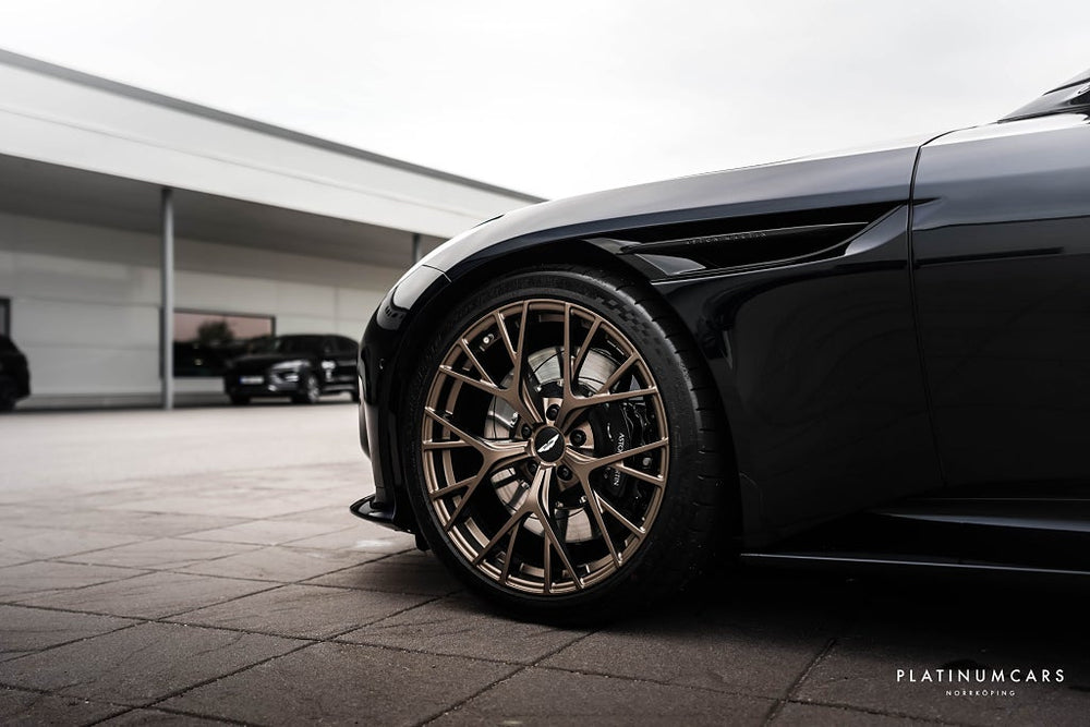 Aston Martin DB12 Volante 680hk / Kolfiber / B&W / Låga mil / SPEC