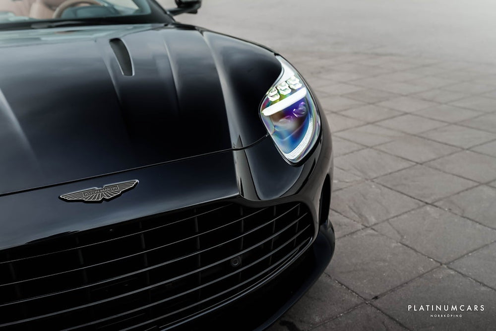 Aston Martin DB12 Volante 680hk / Kolfiber / B&W / Låga mil / SPEC