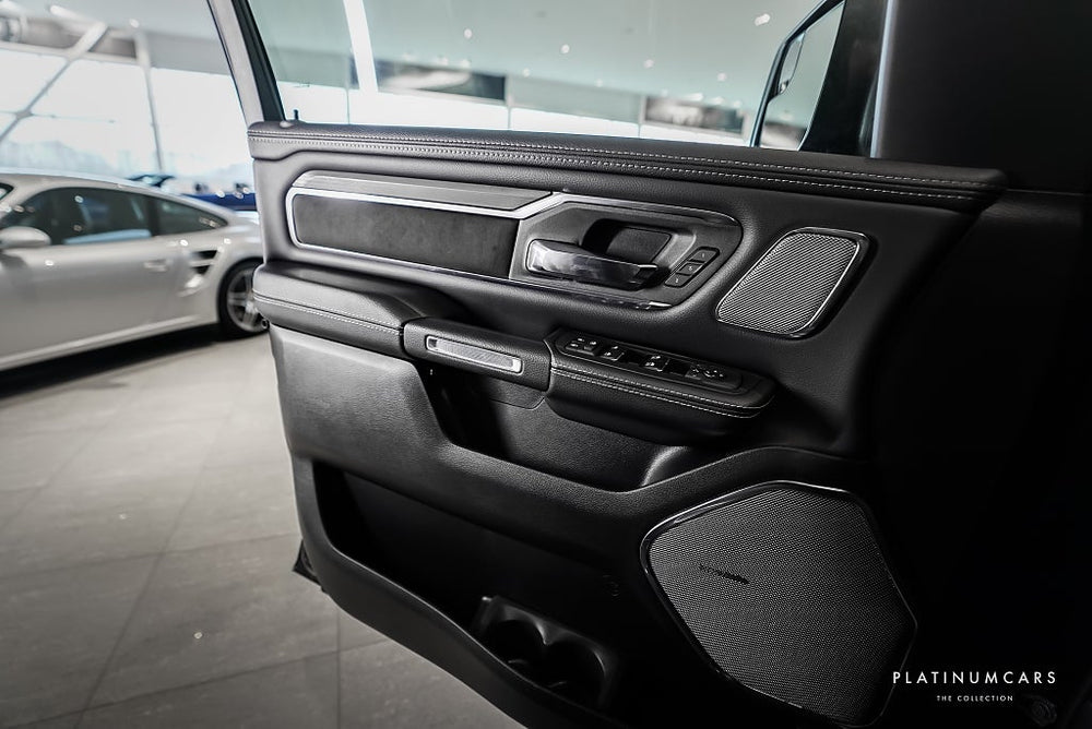 RAM 1500 Laramie Night Premium 2025 / NYA MOD/LEASEBAR