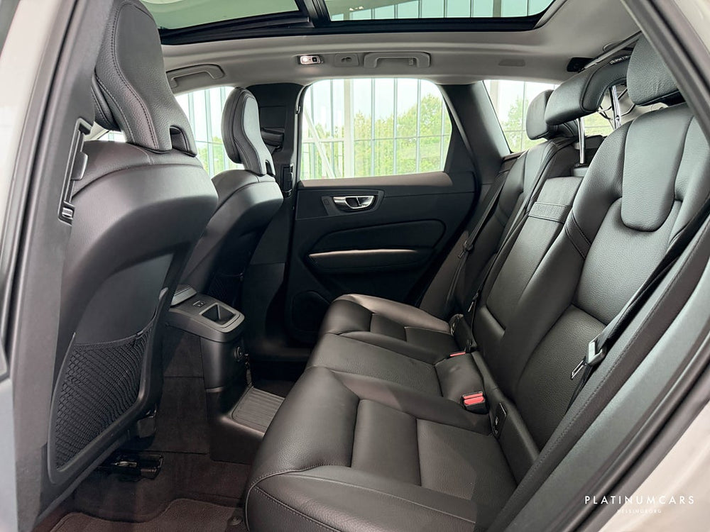 Volvo XC60 Recharge T6 AWD Momentum Advanced 341hk / Pano / VOC
