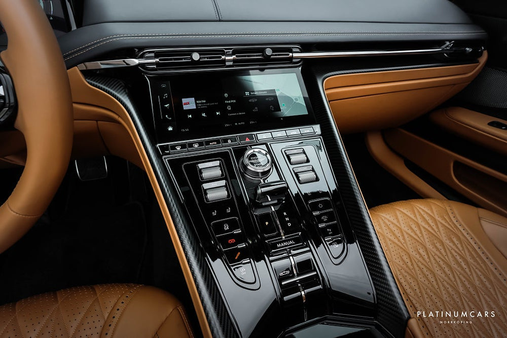 Aston Martin DB12 Volante 680hk / Kolfiber / B&W / Låga mil / SPEC