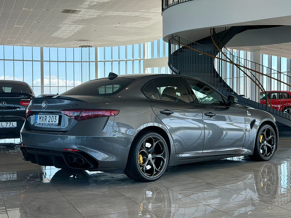 Alfa Romeo Giulia Quadrifoglio 510hk / H/K / Navi / Kolfiber / B-Kamera