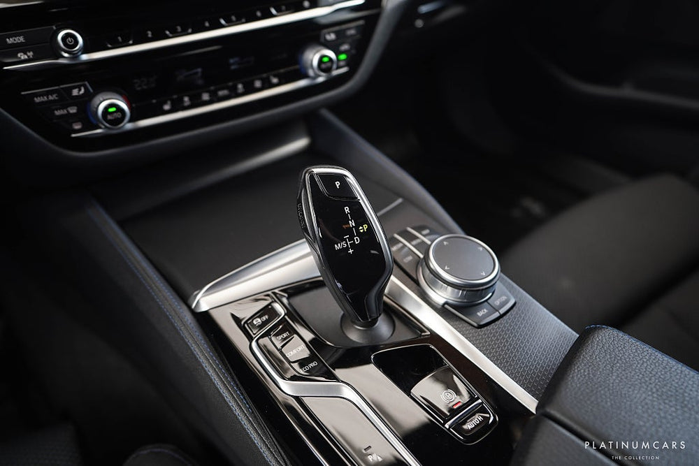 BMW 520d xDrive Touring M Sport / Värmare / Drag / Sv.Såld