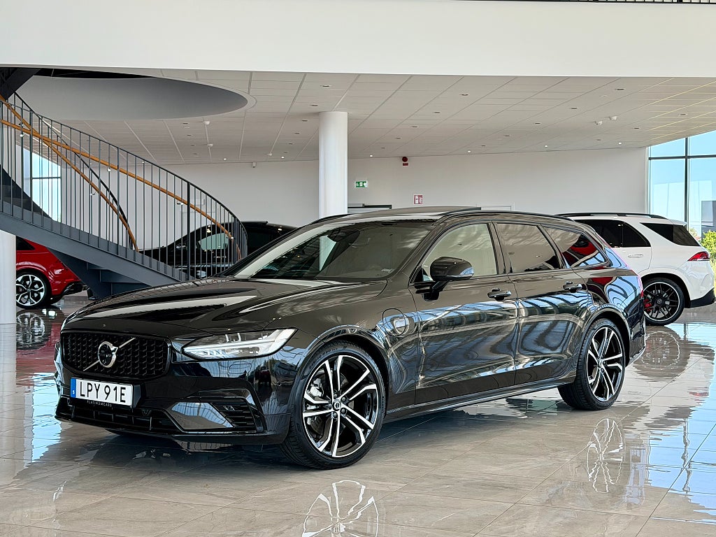 Volvo V90 T8 AWD 456hk / Ultra Dark / B&W / Luftfjädring / Pano