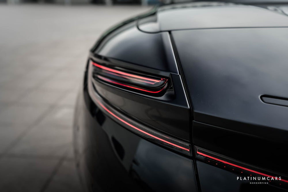 Aston Martin DB12 Volante 680hk / Kolfiber / B&W / Låga mil / SPEC
