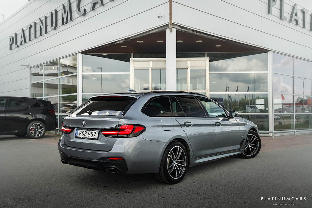 BMW 520d xDrive Touring M Sport / Värmare / Drag / Sv.Såld