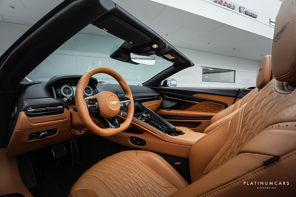 Aston Martin DB12 Volante 680hk / Kolfiber / B&W / Låga mil / SPEC