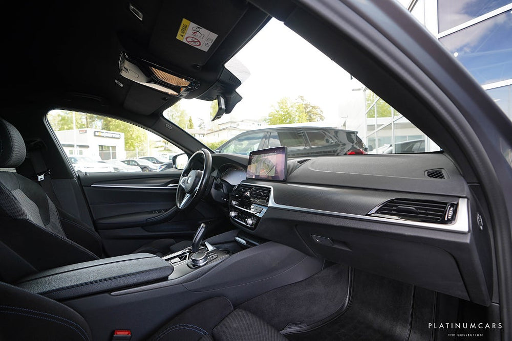 BMW 520d xDrive Touring M Sport / Värmare / Drag / Sv.Såld