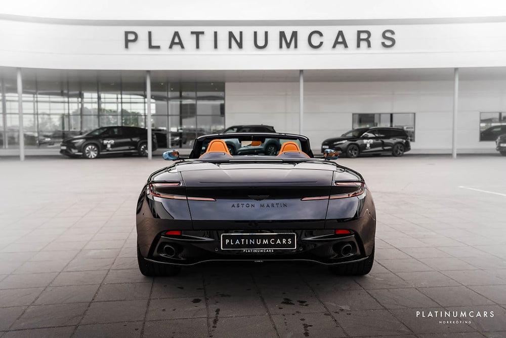 Aston Martin DB12 Volante 680hk / Kolfiber / B&W / Låga mil / SPEC