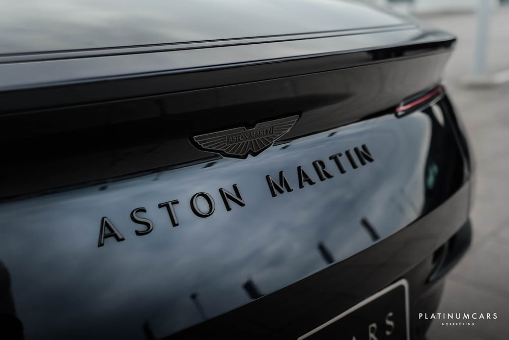 Aston Martin DB12 Volante 680hk / Kolfiber / B&W / Låga mil / SPEC