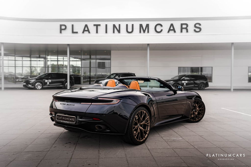 Aston Martin DB12 Volante 680hk / Kolfiber / B&W / Låga mil / SPEC