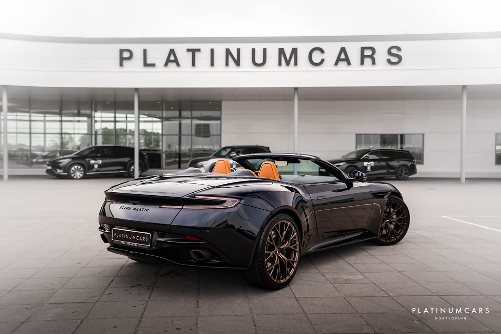 Aston Martin DB12 Volante 680hk / Kolfiber / B&W / Låga mil / SPEC