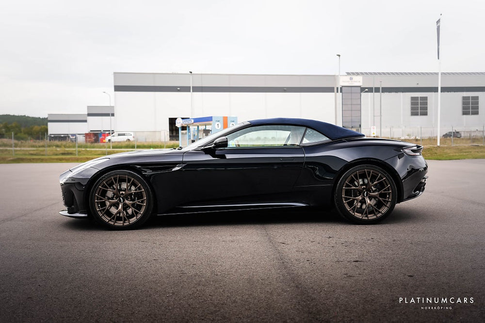 Aston Martin DB12 Volante 680hk / Kolfiber / B&W / Låga mil / SPEC
