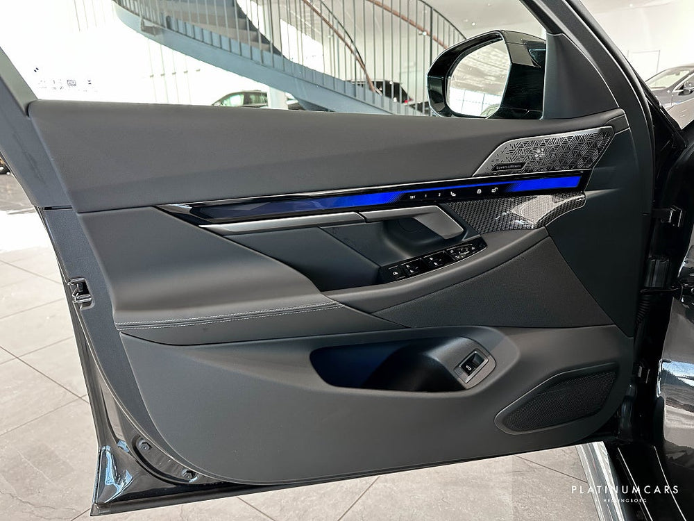 BMW M5 Touring 727hk  / ICONIC GlOW / B&W / Panorama / 360°