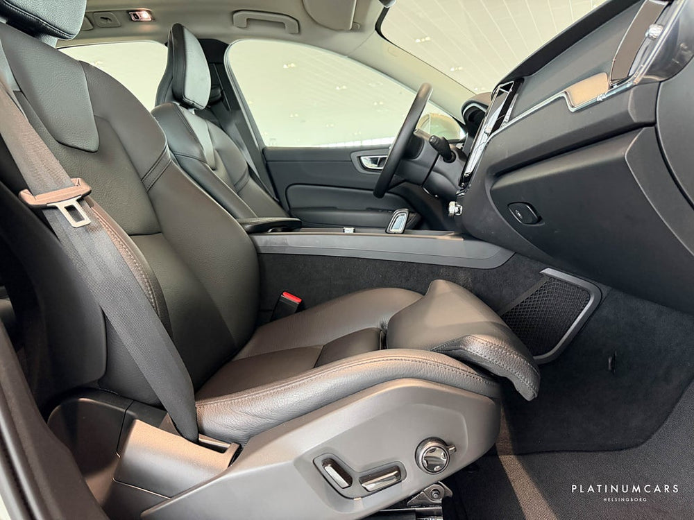 Volvo XC60 Recharge T6 AWD Momentum Advanced 341hk / Pano / VOC