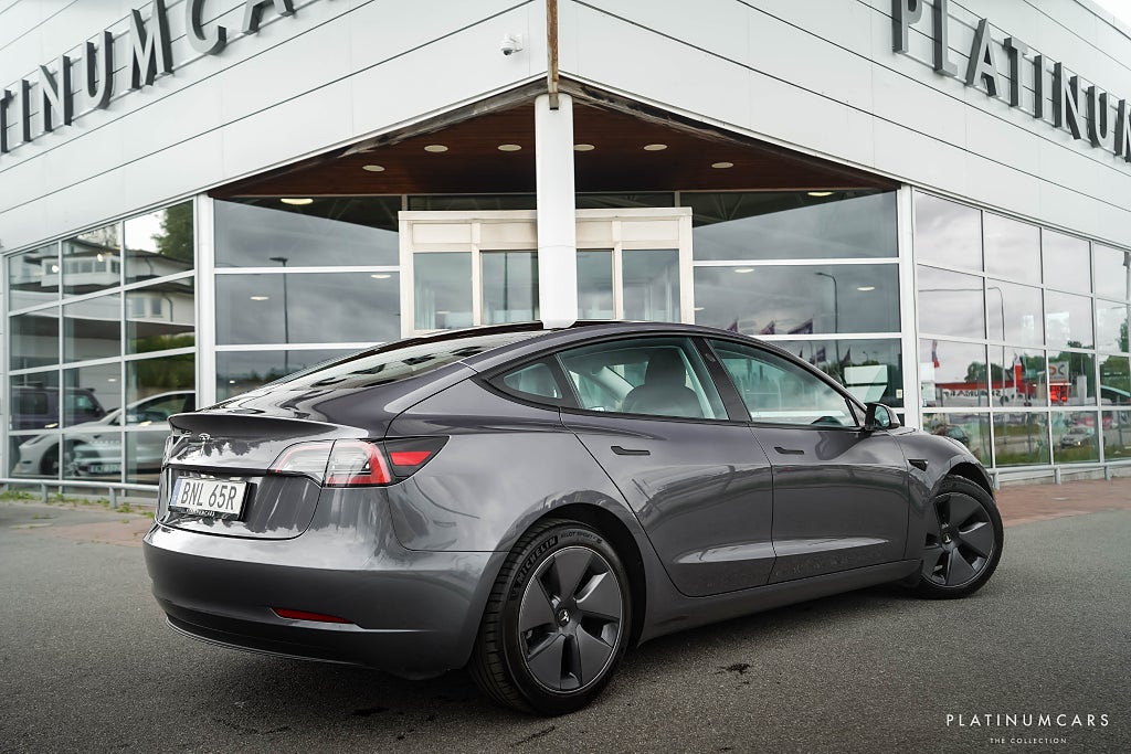 Tesla Model 3 Standard Range 2023 / LEASEBAR