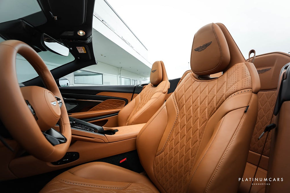 Aston Martin DB12 Volante 680hk / Kolfiber / B&W / Låga mil / SPEC