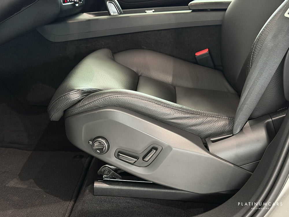Volvo XC60 Recharge T6 AWD Momentum Advanced 341hk / Pano / VOC