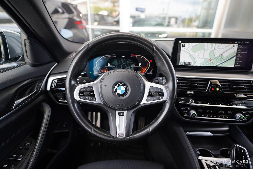 BMW 520d xDrive Touring M Sport / Värmare / Drag / Sv.Såld