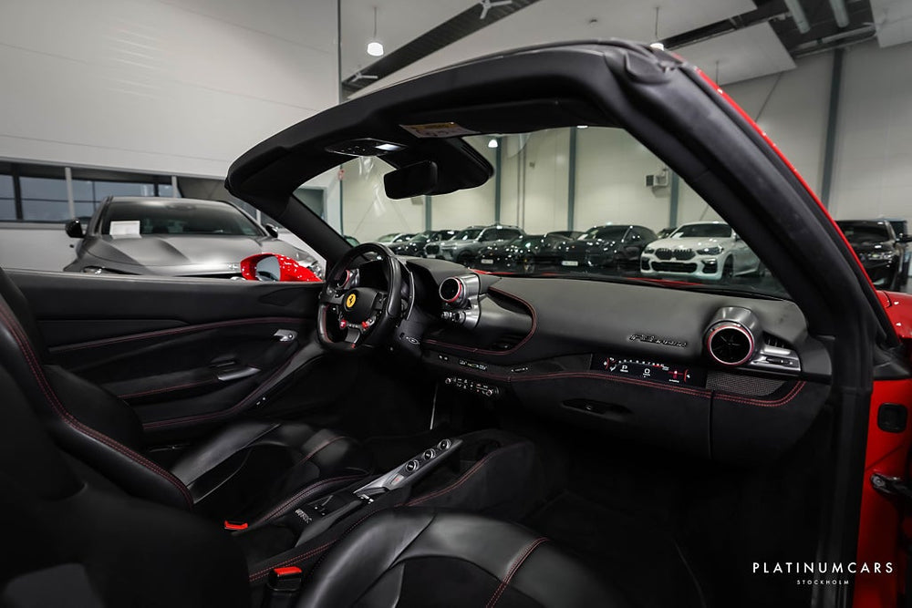Ferrari F8 Spider Spider 3.9 V8 DCT 720hk / Carbon / Titan
