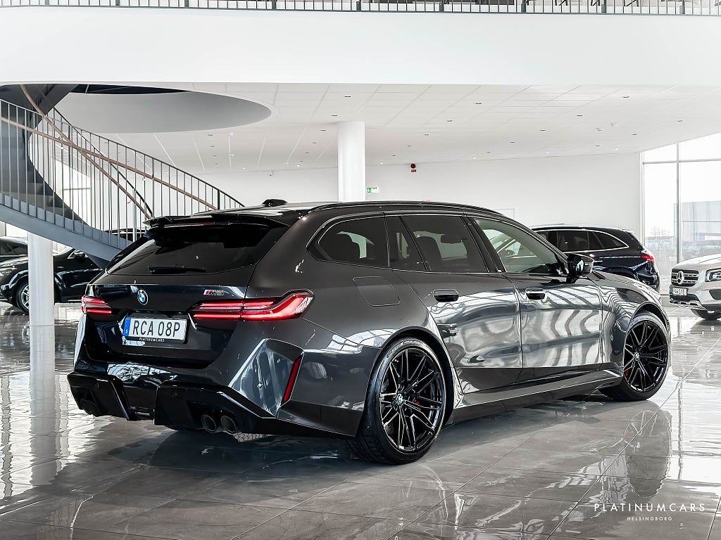 BMW M5 Touring 727hk  / ICONIC GlOW / B&W / Panorama / 360°