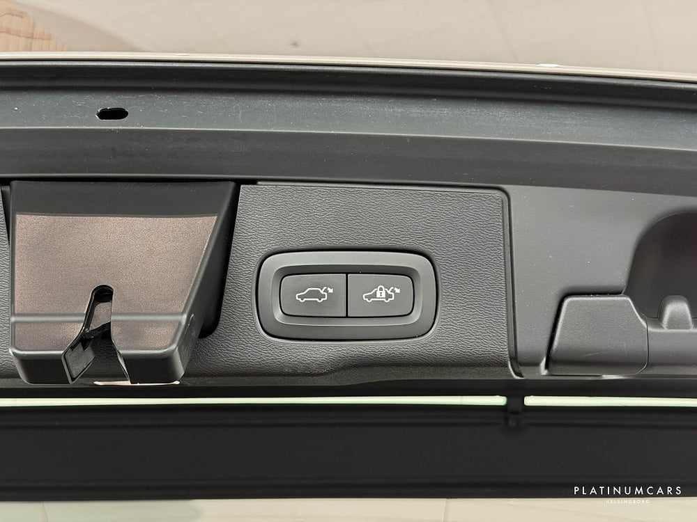 Volvo XC60 Recharge T6 AWD Momentum Advanced 341hk / Pano / VOC