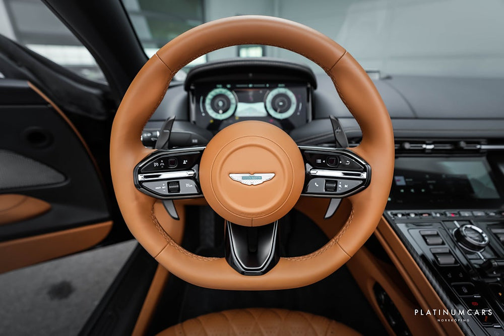 Aston Martin DB12 Volante 680hk / Kolfiber / B&W / Låga mil / SPEC