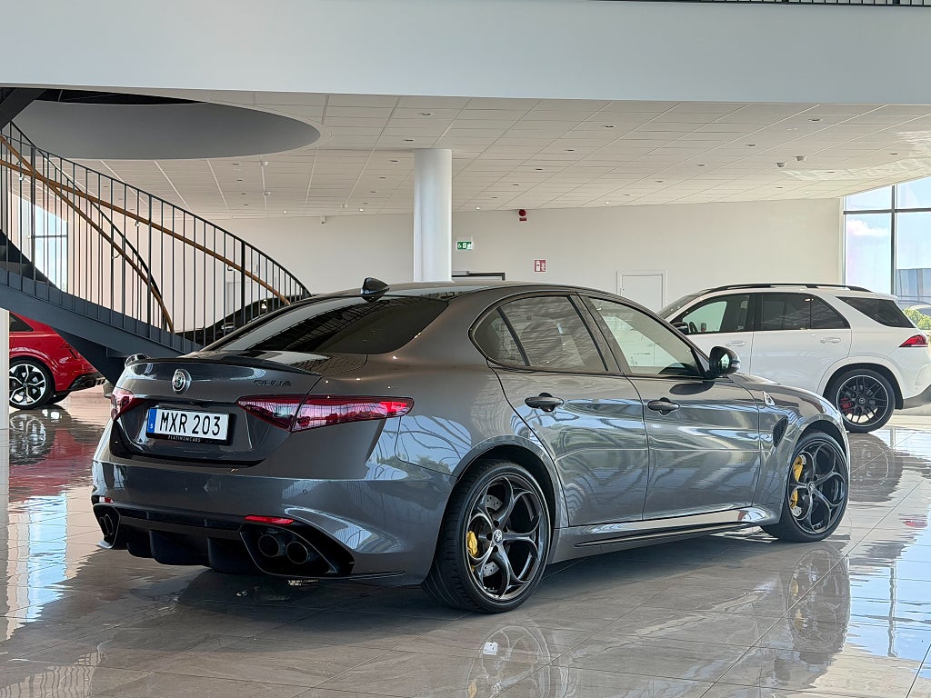 Alfa Romeo Giulia Quadrifoglio 510hk / H/K / Navi / Kolfiber / B-Kamera