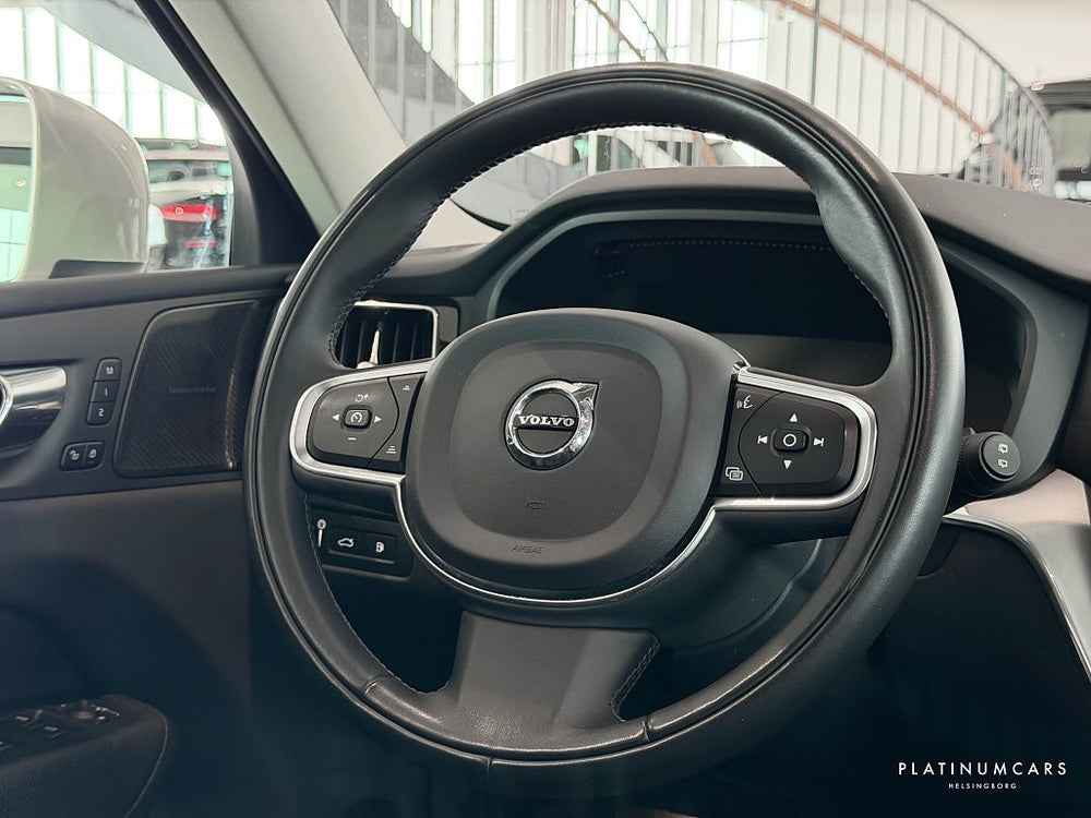 Volvo XC60 Recharge T6 AWD Momentum Advanced 341hk / Pano / VOC