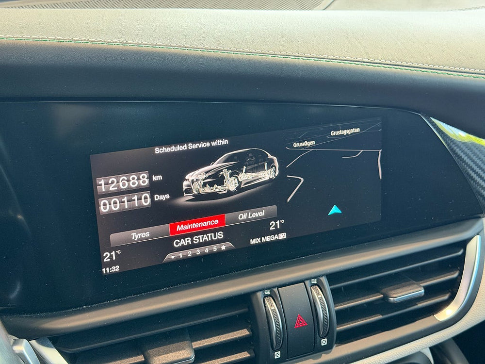 Alfa Romeo Giulia Quadrifoglio 510hk / H/K / Navi / Kolfiber / B-Kamera